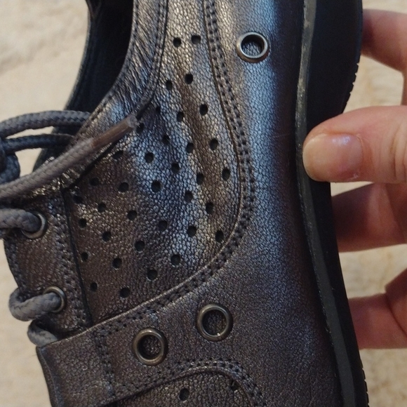 Stuart Weitzman Gray Metallic Lace Up Sporty Tennis Shoe Size 7 Chic Athleisure - Picture 7 of 10